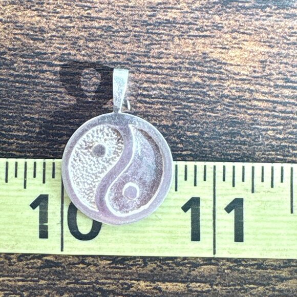 VTG Solid Sterling Silver 925 Yin Yang Design Circle Pendant Size 1" Length - Picture 8 of 9
